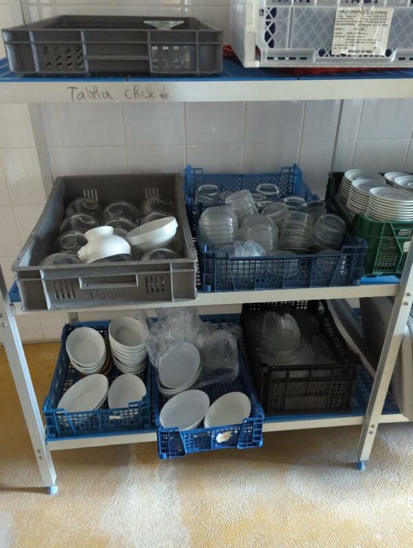 Lot de vaisselle diverse dont soucoupes, sous tasses, ramequins, assiettes, bacs plastiques et plateaux en nylon Bourgeat, carafes, salières poivrières, cocottes en plastique...