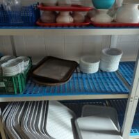 Lot de vaisselle diverse dont soucoupes, sous tasses, ramequins, assiettes, bacs plastiques et plateaux en nylon Bourgeat, carafes, salières poivrières, cocottes en plastique... – Image 2