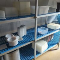Lot de vaisselle diverse dont soucoupes, sous tasses, ramequins, assiettes, bacs plastiques et plateaux en nylon Bourgeat, carafes, salières poivrières, cocottes en plastique... – Image 3