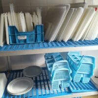 Lot de vaisselle diverse dont soucoupes, sous tasses, ramequins, assiettes, bacs plastiques et plateaux en nylon Bourgeat, carafes, salières poivrières, cocottes en plastique... – Image 4