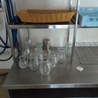 Lot de vaisselle diverse dont soucoupes, sous tasses, ramequins, assiettes, bacs plastiques et plateaux en nylon Bourgeat, carafes, salières poivrières, cocottes en plastique... – Image 5