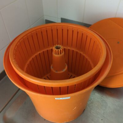 Essoreuse à salade de marque Dynamic en plastique orange. 42 x 43 cm.