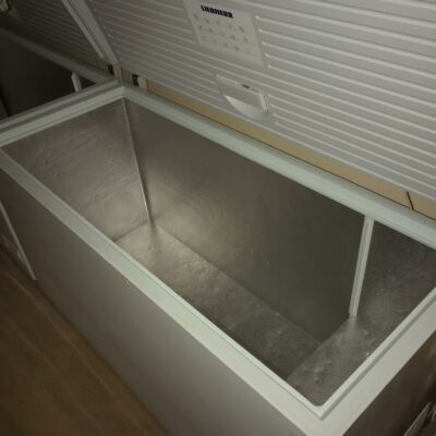 Congélateur coffre de marque Liebherr, capacité 572 litres. 93 x 166 x 76 cm. 4 unités (dont un sale) vendues à l’unité avec faculté de réunion