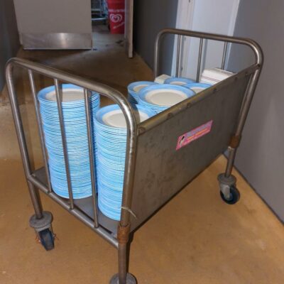 Chariot à assiettes en inox alimentaire. 84 x 84 x 55 cm. (vendu sans les assiettes)