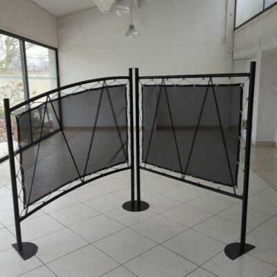 Cloison de séparation en acier laqué noir et tissu noir en 2 parties orientables. Hauteur 163 cm. Largeur 140 cm chaque. 3 unités vendues à l’unité avec faculté de réunion.