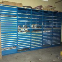 10 armoires métalliques en acier laqué bleu à tiroirs ou à niches. 250 x 880 x 71 cm. – Image 3
