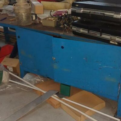 Etabli plateau en acier sur un placard à 2 portes. Charge 1 tonne. 72 x 250 x 100 cm. (bât 30)