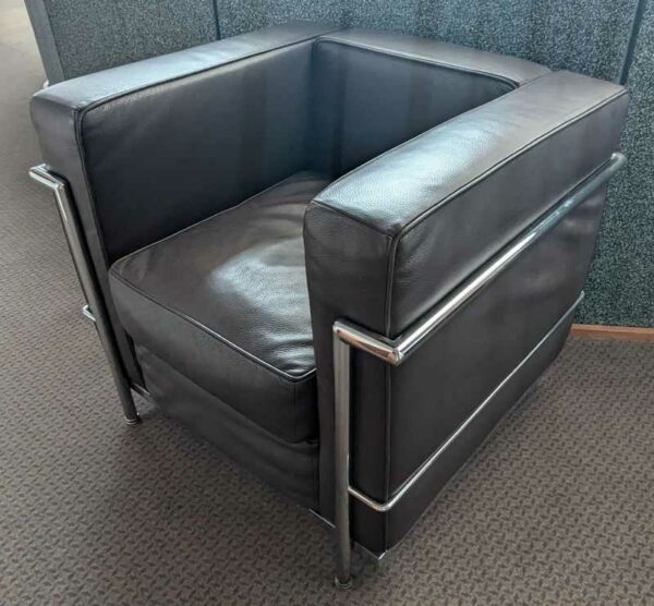 Fauteuil dans le goût du modèle LC2 de Le Corbusier en cuir marron, cadre en acier chromé. 67 x 76 x 70 cm. Localisation : Canada entrée