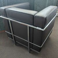 Fauteuil dans le goût du modèle LC2 de Le Corbusier en cuir marron, cadre en acier chromé. 67 x 76 x 70 cm. Localisation : Canada entrée – Image 3
