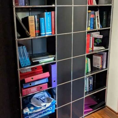 Bibliothèque de marque USM HALLER à 12 compartiments de couleur noire. 215 x 155 x 28 cm. Localisation : rdc haut (près 1b04)