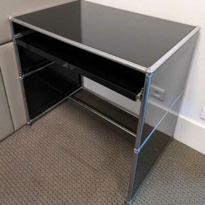 Bureau de marque USM HALLER avec 1 tablette rétractable en métal de couleur noire. 74 x 77 x 52 cm. Localisation : Canada 1er (2c06)