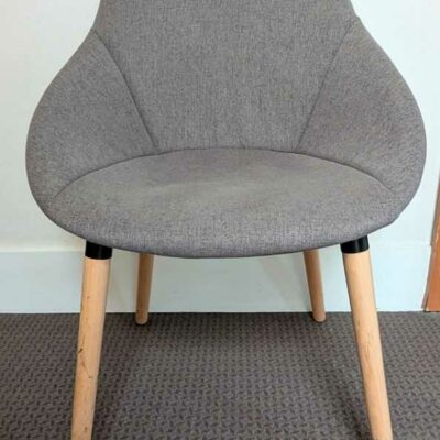 4 fauteuils recouverts de tissu gris, piètement oblique en bois naturel et métal noir. 80 x 58 x 51 cm. Localisation : Canada 1er (2B01)