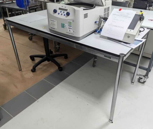 Table de marque USM HALLER de couleur blanche. 77 x 150 x 75 cm. Localisation : Canada labo (OU37)