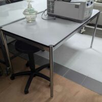 Table de marque USM HALLER de couleur blanche. 77 x 150 x 75 cm. Localisation : Canada labo (OU37) – Image 2
