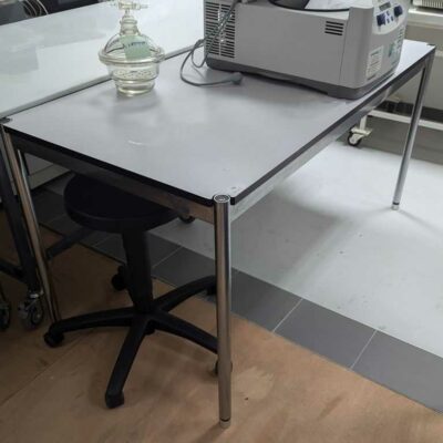 Table de marque USM HALLER de couleur blanche. 77 x 150 x 75 cm. Localisation : Canada labo (OU37)