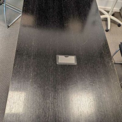 Table de réunion de marque USM HALLER, plateau en bois noir avec trappe passe câble électrifiée. 74 x 200 x 100 cm (usures). 2 unités. Vendu avec faculté de réunion. Localisation : Canada 1er (2c06)
