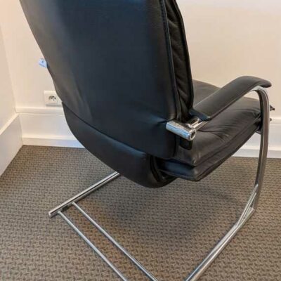 4 Fauteuils visiteur garnis de cuir noir, accoudoirs en plastique, armature en acier chromé. 88 x 58 x 68 cm (usures). Localisation : Canada 1er (2c06)