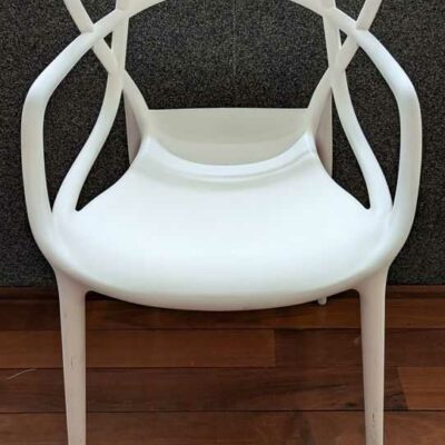 Paire de fauteuils design Philippe Starck modèle Masters édition KARTELL en plastique blanc. 83 x 52 x 54 cm. Localisation : Canada hall