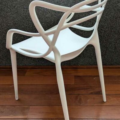 Paire de fauteuils design Philippe Starck modèle Masters édition KARTELL en plastique blanc. 83 x 52 x 54 cm. Localisation : Canada hall