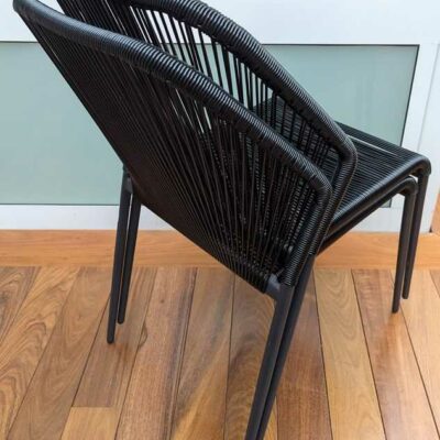 10 chaises “scoubidou” de marque VAUZELLE, structure en acier laqué noir, assise et dossier en fils de pvc noirs. 85 x 52 x 60 cm. Localisation : Canada cafet bas