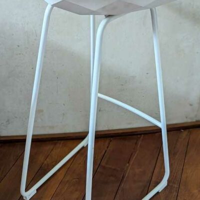 Paire de tabourets hauts de marque VONDOM, coque en plastique blanc reposant sur un piètement en acier laqué blanc. 90 x 40 x 50 cm. Localisation : Canada cafet