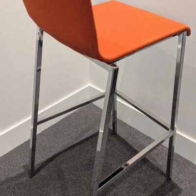 2 chaises hautes de marque PEDRALI modèle Kuadra en acier chromé et tissu orange. 106 x 45 x 43 cm. Localisation : Canada rdc bas (0b06)