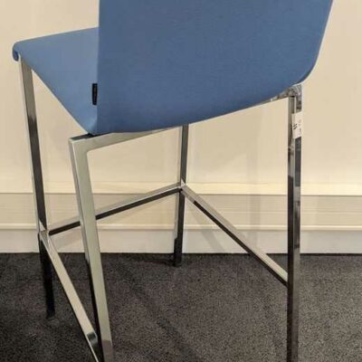 2 chaises hautes de marque PEDRALI modèle Kuadra en acier chromé et tissu bleu. 106 x 45 x 43 cm. Localisation : Canada rdc bas (0b06)