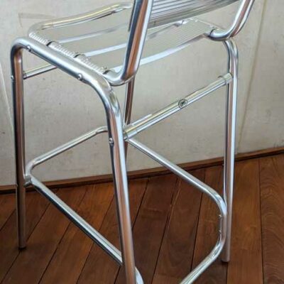 3 chaises hautes de marque RODET en aluminium. 98 x 41 x 55 cm. Localisation : Canada hall