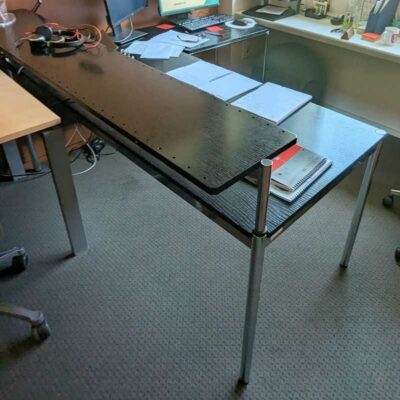 Bureau de marque USM HALLER en 175 cm avec rehausse et retour de couleur noire. Localisation : Canada rdc bas (0b11)