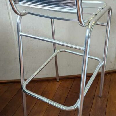 Paire de chaises hautes de marque RODET en aluminium.  (Modèle ss pied arrière) 98 x 41 x 55 cm. Localisation : Canada hall