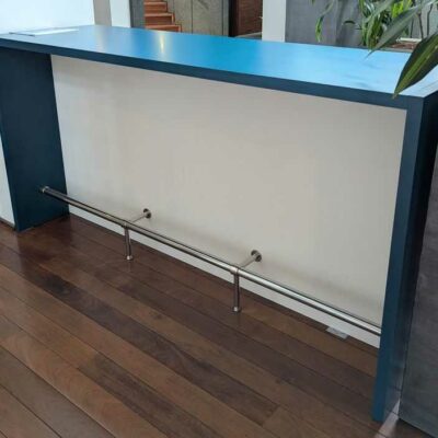 Comptoir ou table haute en bois blanc et vert double face avec barre repose-pied. 111 x 220 x 70 cm. 3 unités. Vendu avec faculté de réunion. Localisation : Canada hall