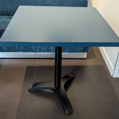 Table 2 personnes de marque VAUZELLE, plateau carré en bois stratifié laqué vert reposant sur un pied colonne à 3 branches en acier laqué noir. 74 x 70 x 70 cm. Localisation : Canada hall