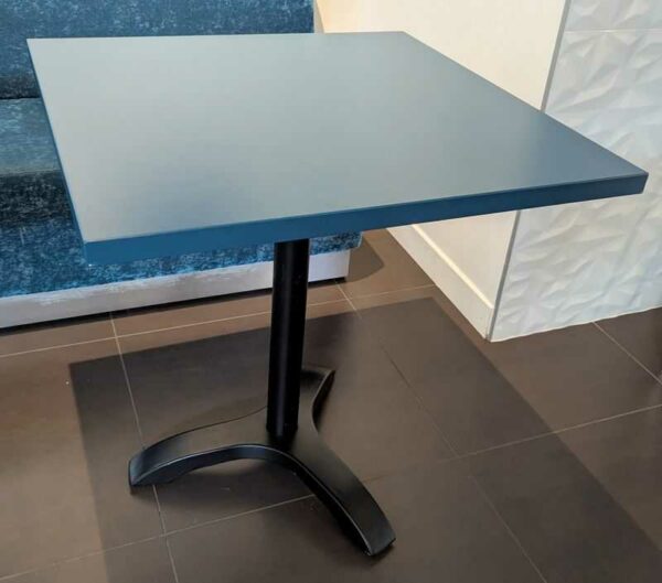 Table 2 personnes de marque VAUZELLE, plateau carré en bois stratifié laqué vert reposant sur un pied colonne à 3 branches en acier laqué noir. 74 x 70 x 70 cm. Localisation : Canada rdc haut cafet