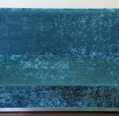 2 banquettes recouvertes de velours vert. 85 x 180 x 54 cm. Localisation : Canada rdc haut cafet