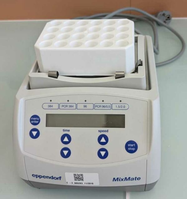 Agitateur de plaques de marque EPPENDORF modèle MixMate. Localisation : 1L30