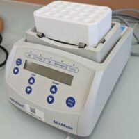 Agitateur de plaques de marque EPPENDORF modèle MixMate. Localisation : 1L30 – Image 2