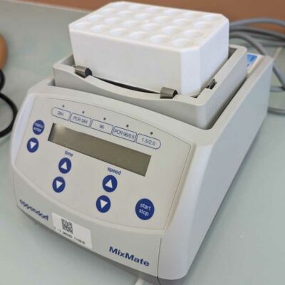 Agitateur de plaques de marque EPPENDORF modèle MixMate. Localisation : 1L30