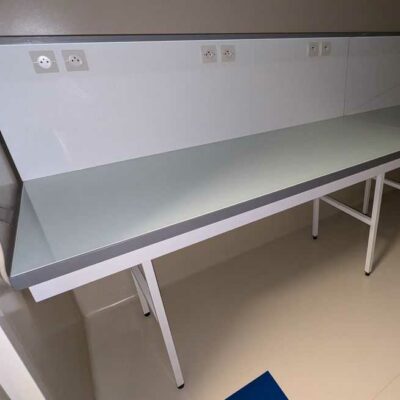 Paillasse de laboratoire, plateau en verre fumé vert, piètement en acier laqué gris. 89 x 181 x 70 cm. 2 unités. Vendu à l’unité avec faculté de réunion. Localisation : 1A7