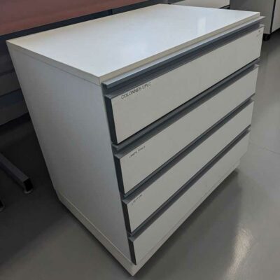 Placard sur roulettes en bois stratifié blanc ouvrant par 4 tiroirs. 73 x 70 x 50 cm. 60 unités. Vendu à l’unité avec faculté de réunion. Localisation : 1L30, 1L29, 1L27,  1L26 , 1L25, 1L24A, 1L13B…