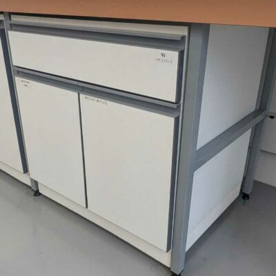 Placard sur roulettes en bois stratifié blanc ouvrant par 2 portes et 1 tiroir. 73 x 70 x 50 cm.  40 unités. Vendu à l’unité avec faculté de réunion. Localisation : 1L30, 1L29, 1L27, 1L26, 1L25, 1L23A, 1L24A, 1R10, 1R5, 1R7 …
