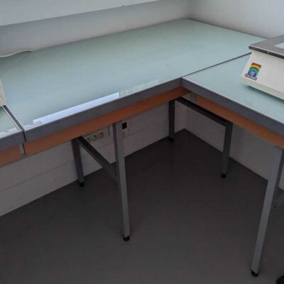 Ensemble de 4 paillasses dont 2 mesurant 88 x 150 x 70 cm et 1 largeur 125 et 1 largeur 250 cm. Localisation : 1L24B