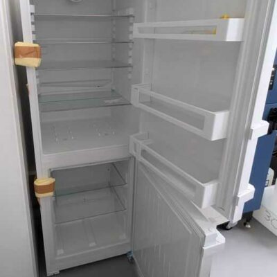 Combiné réfrigérateur congélateur de marque LIEBHERR modèle 960214. Capacité utile 308 L. 180 x 60 x 60 cm. Localisation : 1L25