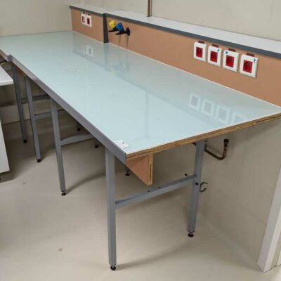 Ensemble de 7 paillasses dont largeur 204 cm (2 unités); 146 cm (1 unité); 166 cm (1 unité); 67 cm (1 unité); 150 cm (1 unité) et 205 cm (1 unité). Localisation : 1R9