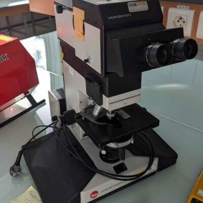 Microscope de marque LEITZ modèle  Aristoplan. Localisation : 1L13B