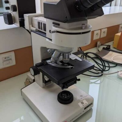 Microscope de marque LEITZ  modèle LABORLUX K. Localisation : 1L12