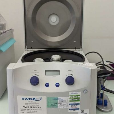 Centrifugeuse de marque EPPENDORF modèle 5702 avec rotor. Localisation : 1L12