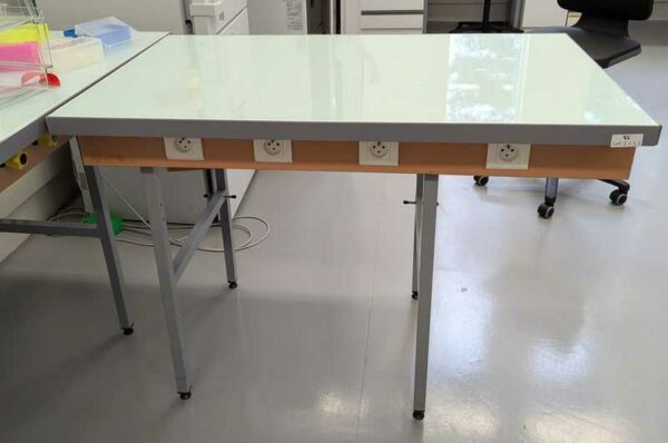 Paillasse sur pieds. Largeur 150 cm. Hauteur 78 cm. Localisation : 1L11