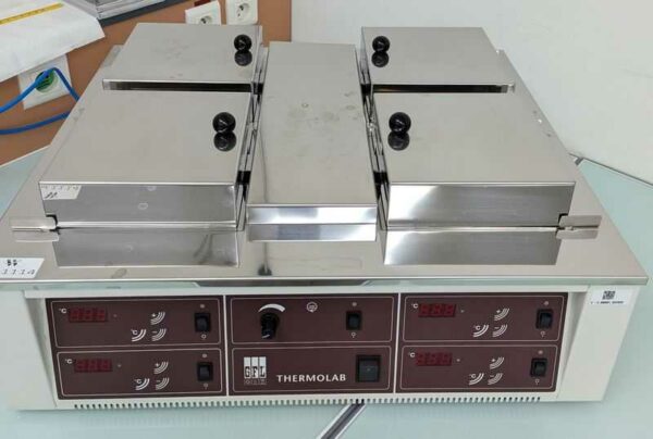 Bain thermostaté modèle GFL1070 de marque THERMOLAB. Localisation : 1L11