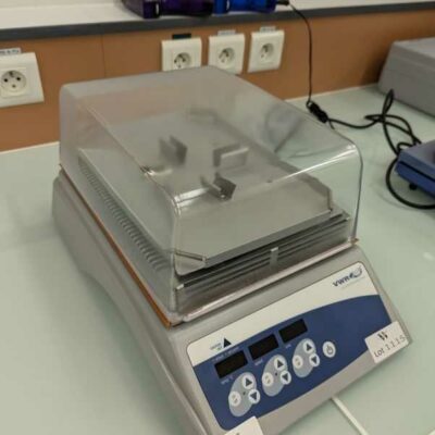 Agitateur incubateur microplaques modèle 98014 de marque VWR. Localisation : 1L11