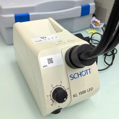 Lampe bicorne modèle KL1500 LED de marque SCHOTT. Localisation : 1L11